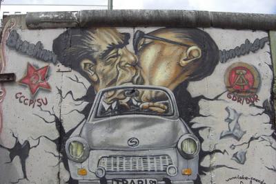 20091111142534-muro-de-berlin-beso-fraternidad11.jpg